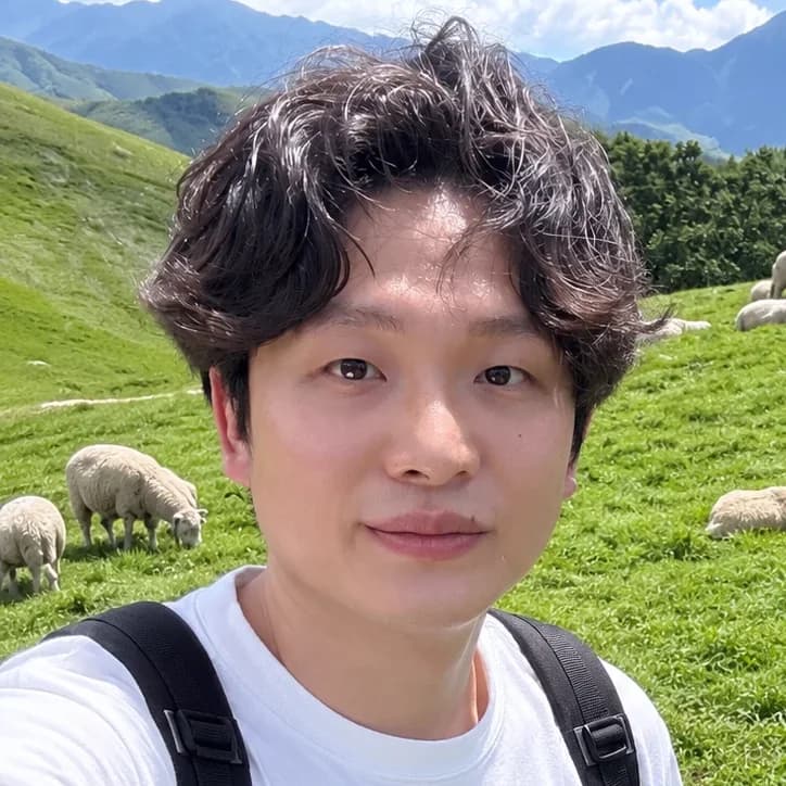 초원과 산을 배경으로 촬영한 김현중의 프로필 사진